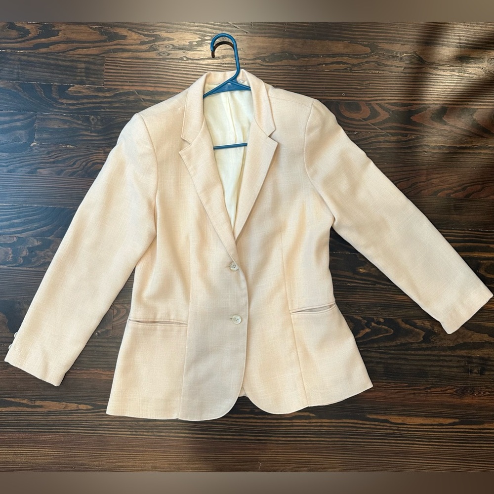 🌸 3/$20 DONATION CLEAR OUT 🌸 Neutral/Peach Women’s Blazer